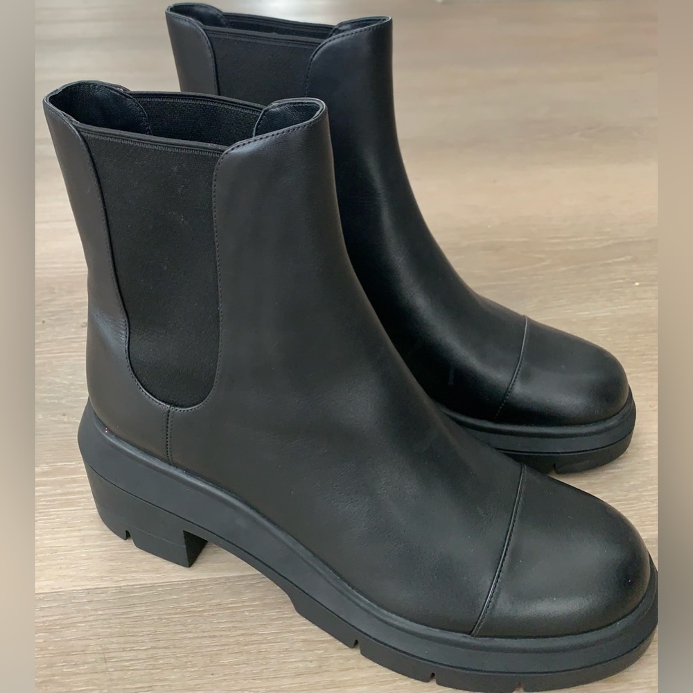 NWOT Stuart Weitzman Leather Noah Chelsea Boot in Black